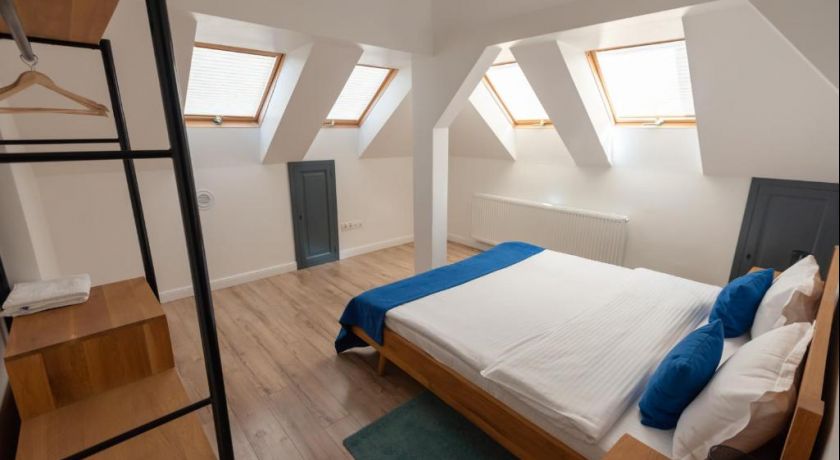 Apartamentul · Dormitorul de la mansardă