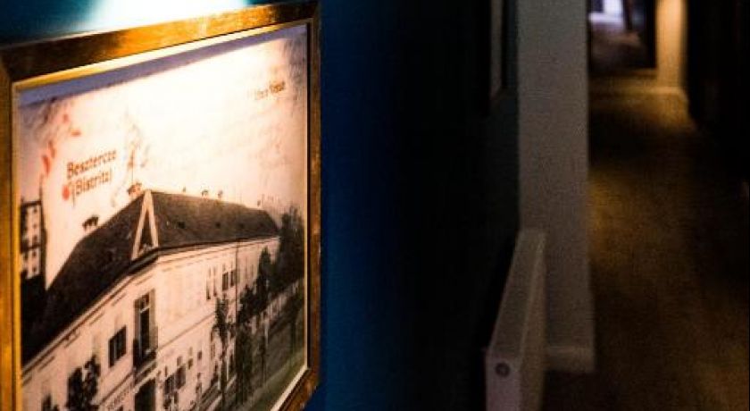 Gravură cu Bistrița, luminată pe holul English House