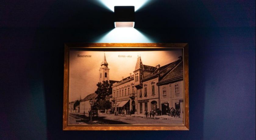 Fotografie veche a Bistriței, expusă pe holul hotelului