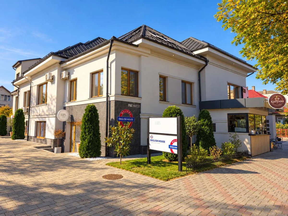 Exteriorul real al proprietății English House din Bistrița