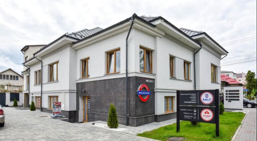 Exteriorul real al proprietății English House din Bistrița